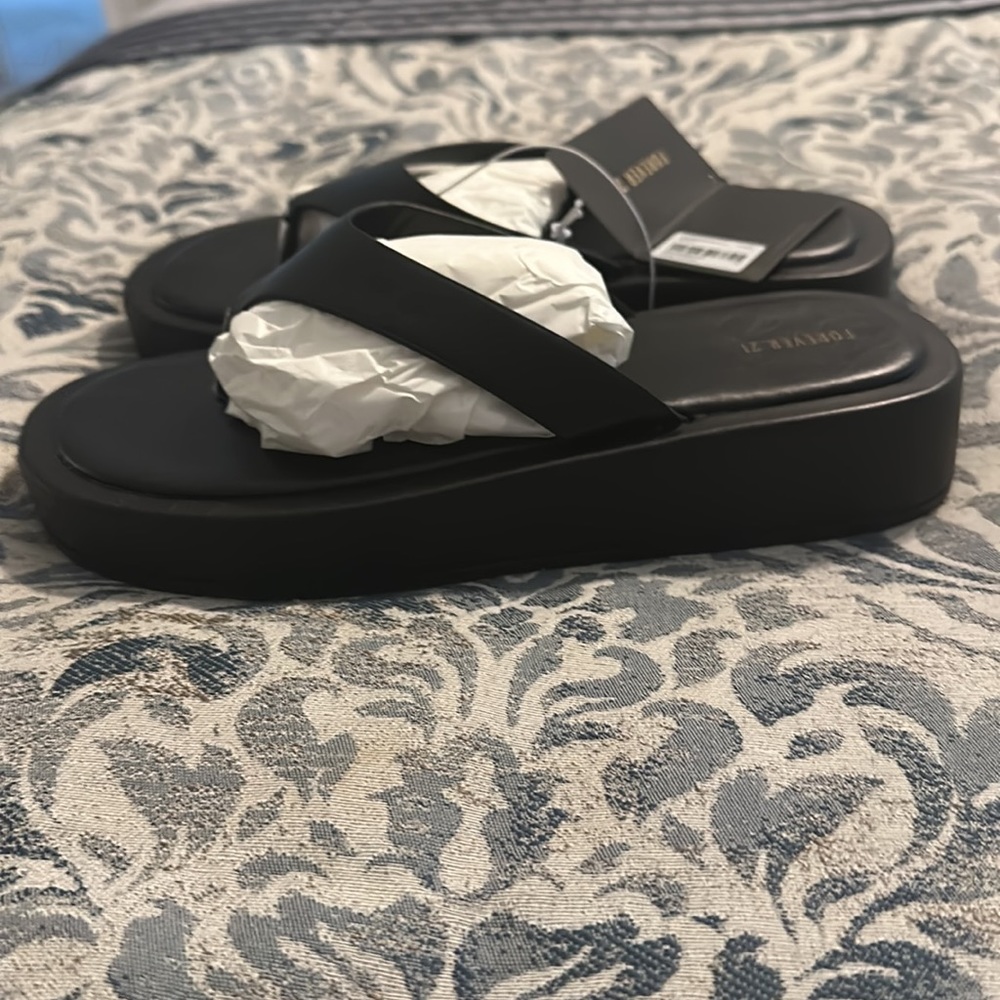 Forever 21 black platform thong sandals size 7 - Picture 2 of 5